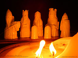 Lewis Chess Pieces: Fire (4. Mrz 2002) 
Einer von zwei Desktophintergrnden mit Bernhards Nachbildung der Lewis-Schachfiguren. Hier am wrmenden Feuer.